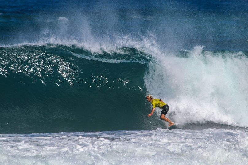 São Miguel - surfing na pláži Santa Barbara