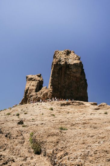 Turisté u vrcholu Roque Nublo, Gran Canaria